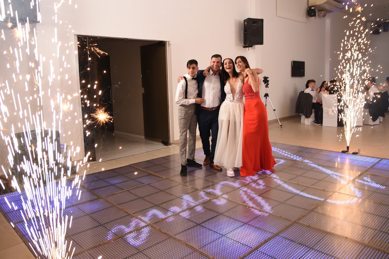 Quinceañera al atardecer en exteriores